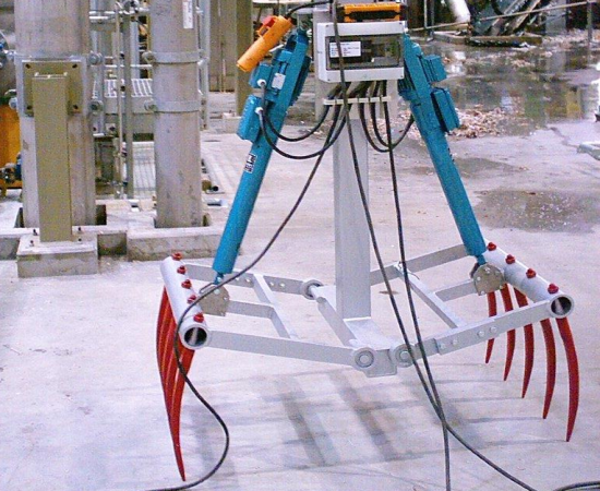Zweischalengreifer mit Zinken zum Einsatz in einer Papierfabrik