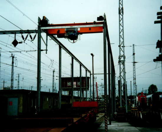 Einträgerbrückenkran mit der Fähigkeit der Laufkatze (Tragelement) die Last außerhalb der kranüberstrichenen Fläche aufzunehmen